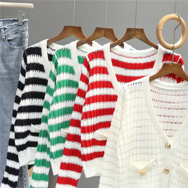 Ženski prugasti prsluk s metalnim gumbima i dugim rukavima