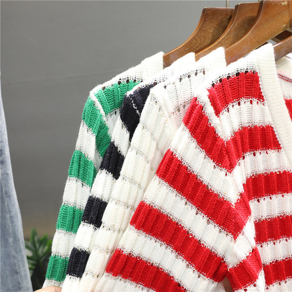 Ženski prugasti prsluk s metalnim gumbima i dugim rukavima