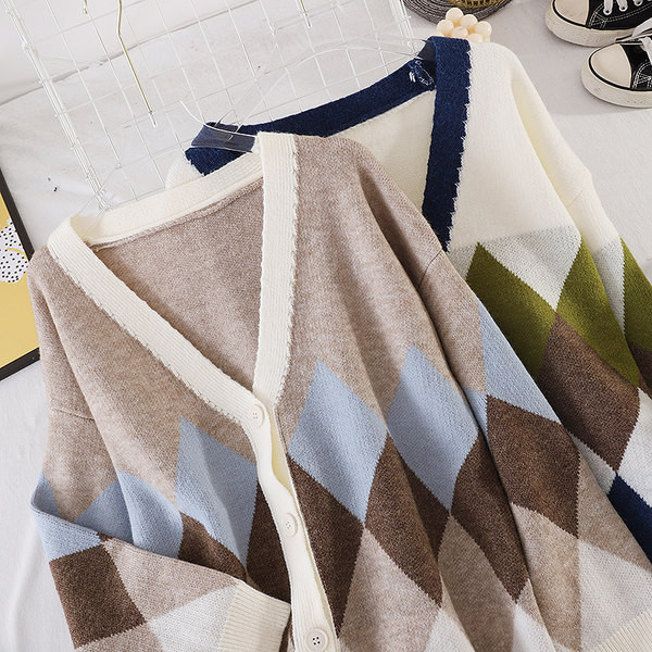 Női kardigán gombokkal és spitz nyakkivágással - többféle színben