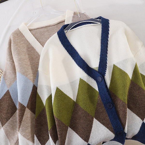 Női kardigán gombokkal és spitz nyakkivágással - többféle színben