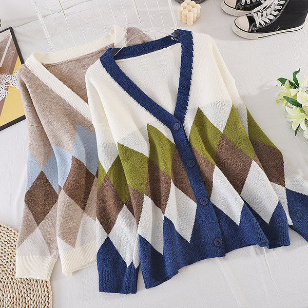 Női kardigán gombokkal és spitz nyakkivágással - többféle színben