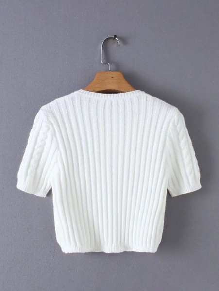 Lühike kootud vest nööpide ja lühikeste varrukatega