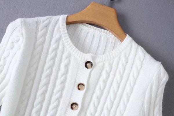 Lühike kootud vest nööpide ja lühikeste varrukatega