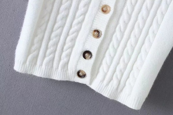 Lühike kootud vest nööpide ja lühikeste varrukatega