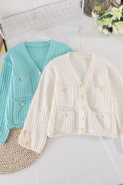 Kolmes värvitoonis spitsikaela ja taskuga naistevest