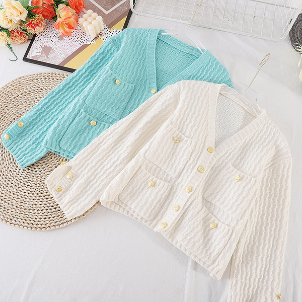 Kolmes värvitoonis spitsikaela ja taskuga naistevest