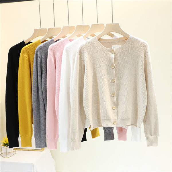 Ovaalse dekoltee ja plastikust nööpidega naiste vest