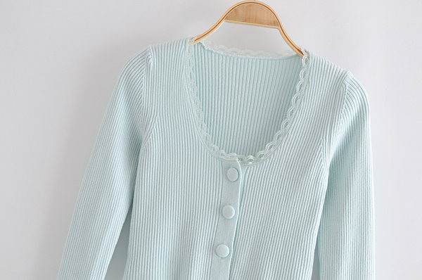 Κοντή γυναικεία ζακέτα με κουμπιά και βολάν