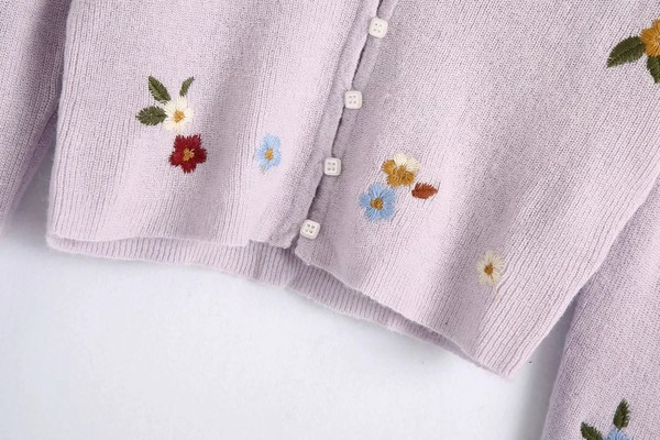 Κοντή  εφαρμοστή ζακέτα με λουλουδάτο κέντημα