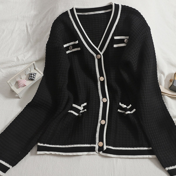 Νέο μοντέλο γυναικεία πλεκτή ζακέτα  με στρογγυλά κουμπιά και λαιμόκοψη spitz