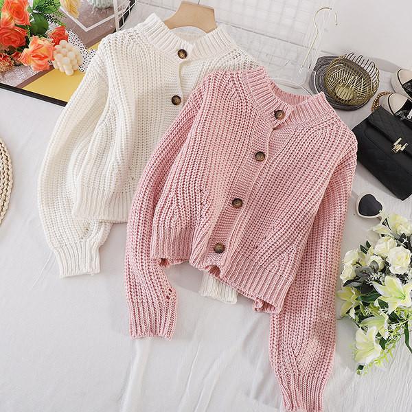 Egyszínű női mellény, gombokkal és hosszú ujjú