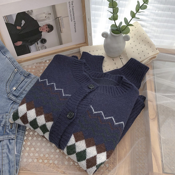 Πλεκτή γυναικεία χειμωνιάτικη ζακέτα με λαιμόκοψη