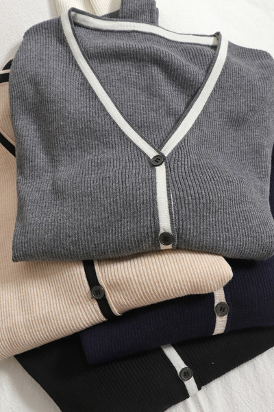 Naiste vabaaja ühevärviline vest spitsikaelusega ja pikkade varrukatega