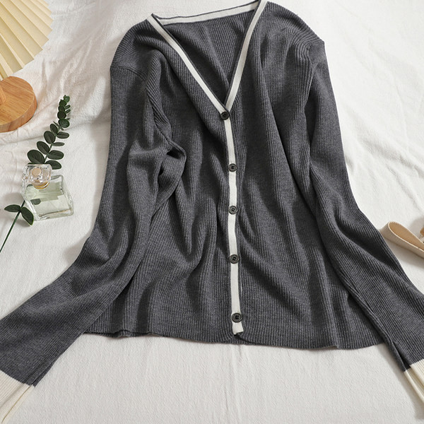 Naiste vabaaja ühevärviline vest spitsikaelusega ja pikkade varrukatega