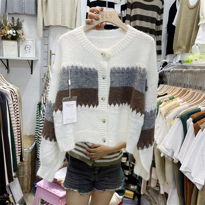 Γυναικεία ζακέτα με οβάλ λαιμόκοψη κατάλληλη για καθημερινή χρήση