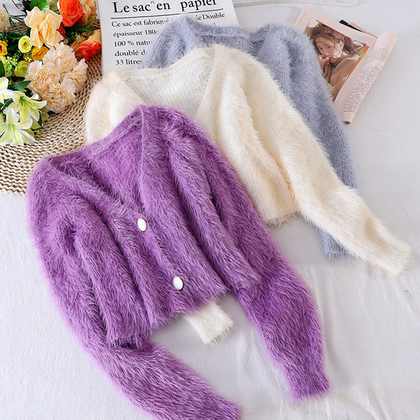 Női pehelymellény gombokkal és spitz nyakkivágással