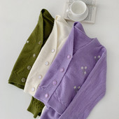 Modern mellény hímzéssel és spitz nyakkivágással