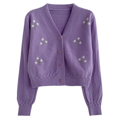 Modern mellény hímzéssel és spitz nyakkivágással