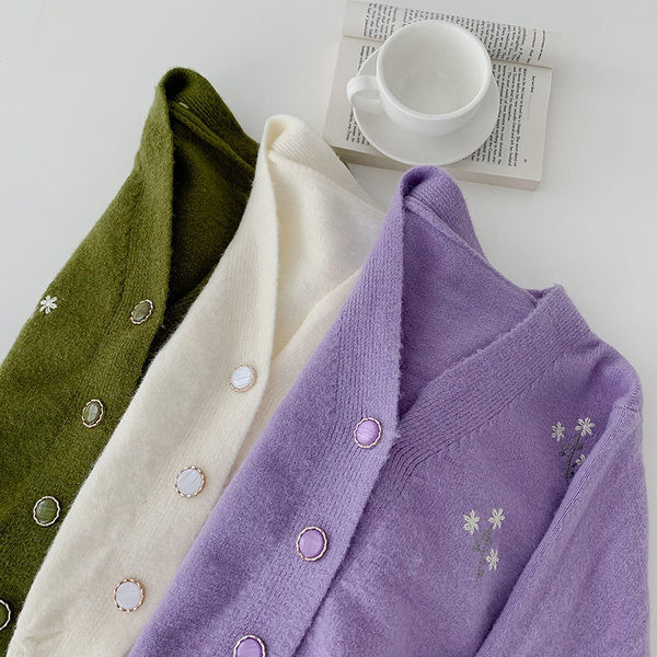 Modern mellény hímzéssel és spitz nyakkivágással