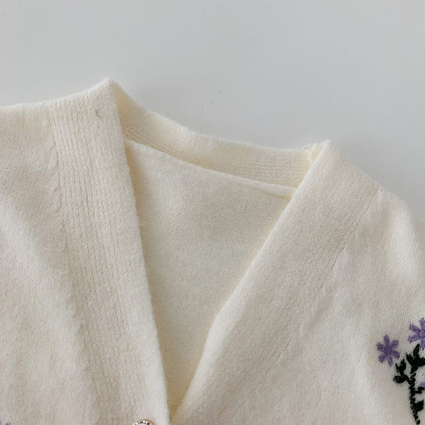 Modern mellény hímzéssel és spitz nyakkivágással