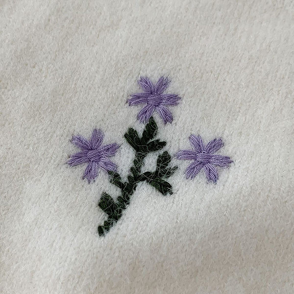 Modern mellény hímzéssel és spitz nyakkivágással