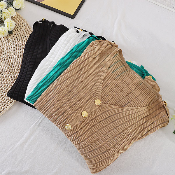 Γυναικεία πλεκτή ζακέτα  με spitz λαιμόκοψη και κουμπιά