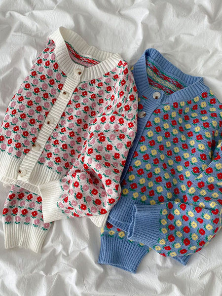 Színes mellény gombokkal és kerek nyakkivágással