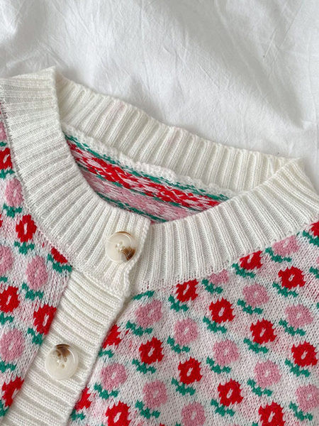 Színes mellény gombokkal és kerek nyakkivágással