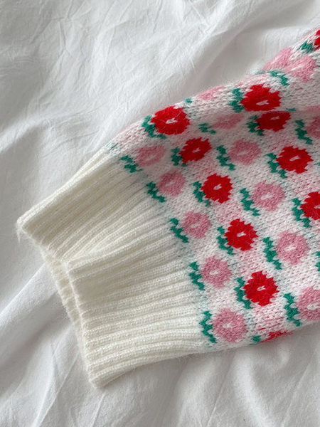 Színes mellény gombokkal és kerek nyakkivágással