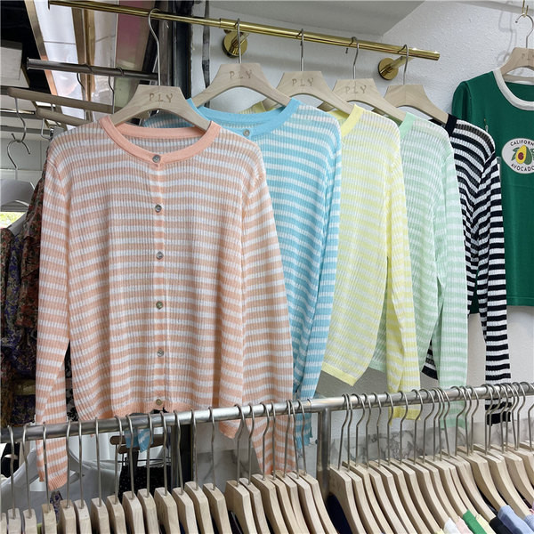 Γυναικεία ζακέτα από λεπτό πλέξιμο με οβάλ λαιμόκοψη και κουμπιά