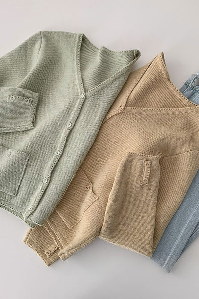 Sima modell női kardigán gombokkal