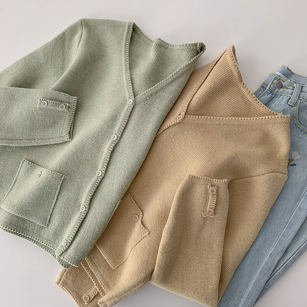 Sima modell női kardigán gombokkal