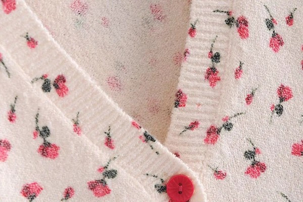 Női kardigán virágmintás gombokkal