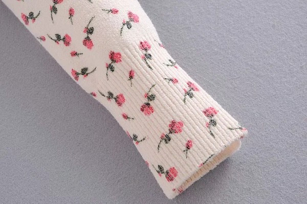 Női kardigán virágmintás gombokkal