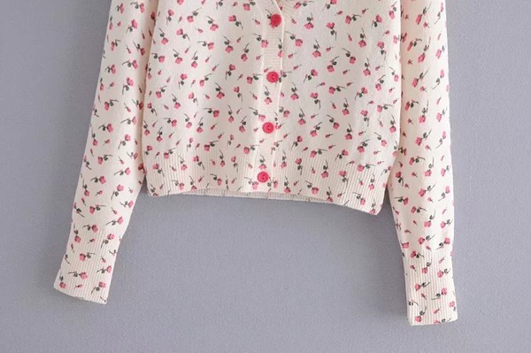 Női kardigán virágmintás gombokkal