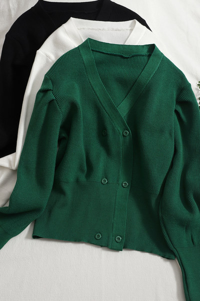 Modern női mellény spitz nyakkivágással és aszimmetrikus rögzítéssel