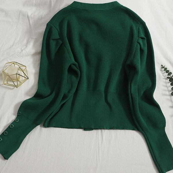 Modern női mellény spitz nyakkivágással és aszimmetrikus rögzítéssel