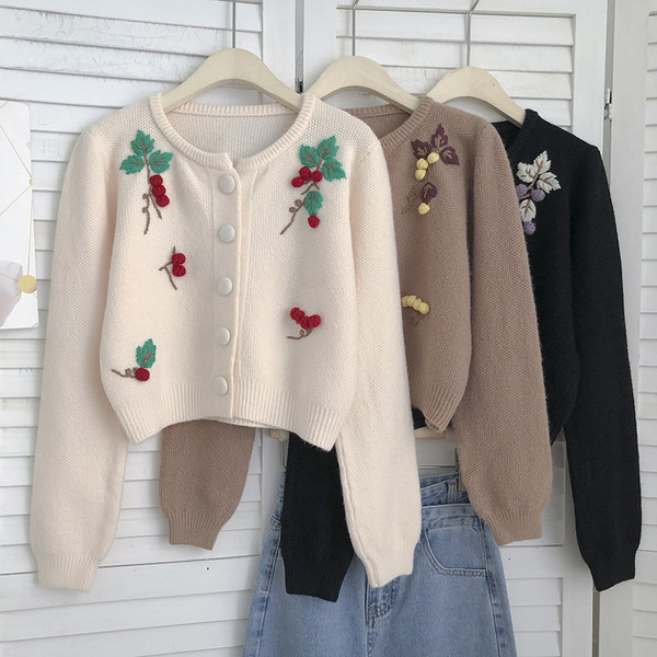 Γυναικεία ζακέτα με κουμπιά και κέντημα