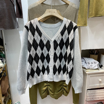 Naiste kootud vest nööpide ja pikkade varrukatega-spits-kaelusega