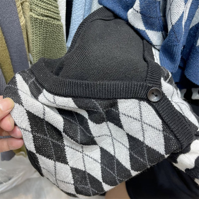 Naiste kootud vest nööpide ja pikkade varrukatega-spits-kaelusega