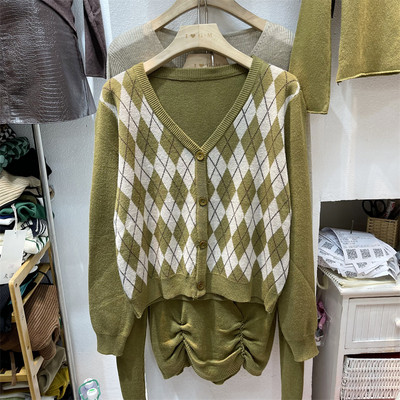 Naiste kootud vest nööpide ja pikkade varrukatega-spits-kaelusega