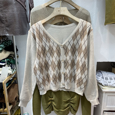 Naiste kootud vest nööpide ja pikkade varrukatega-spits-kaelusega