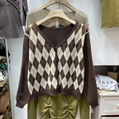 Naiste kootud vest nööpide ja pikkade varrukatega-spits-kaelusega