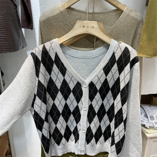 Naiste kootud vest nööpide ja pikkade varrukatega-spits-kaelusega