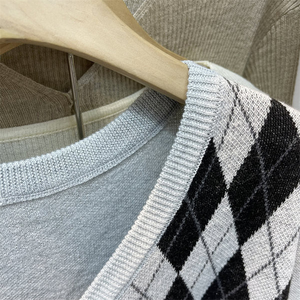 Naiste kootud vest nööpide ja pikkade varrukatega-spits-kaelusega