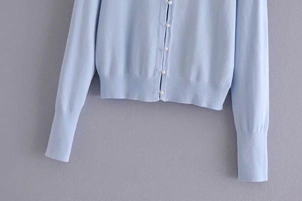 Κοντή ζακέτα από λεπτό πλέξιμο με κουμπιά και πέρλες