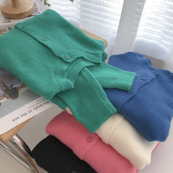 Ühevärviline mudel paljaste õlgadega naiste kootud vest