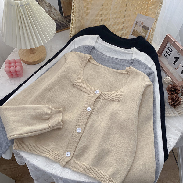 Κοντό γυναικείο φθινοπωρινό γιλέκο με κουμπιά και στρογγυλή λαιμόκοψη