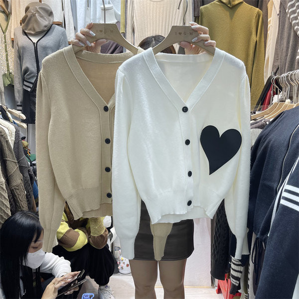 Spitsikaelusega ja südameaplikatsiooniga naiste kardigan