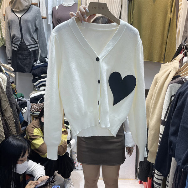 Spitsikaelusega ja südameaplikatsiooniga naiste kardigan